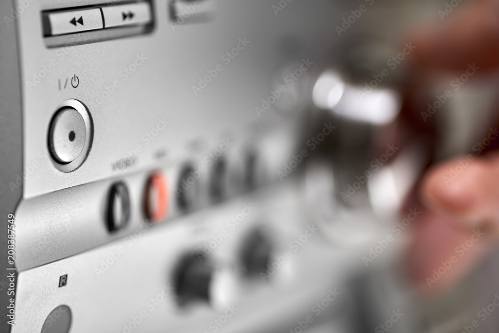 selezionando una stazione radio o regolando il volume sul comando dell'impianto HI FI selezionando una stazione radio o regolando il volume sul comando dell'impianto HI FI