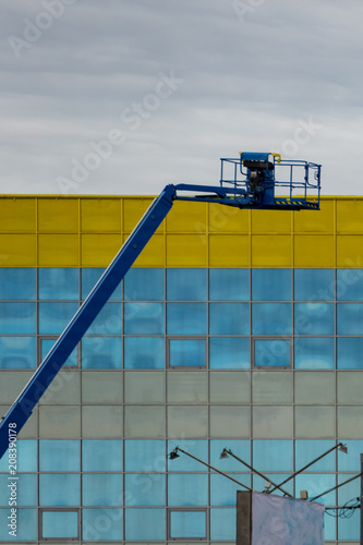 Construction hoist with telescopic boom facade cleaning