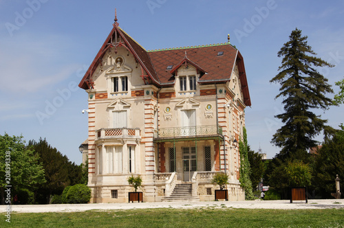 Vue du jardin du château Giraud à L'Isle-sur-la-Sorgue photo