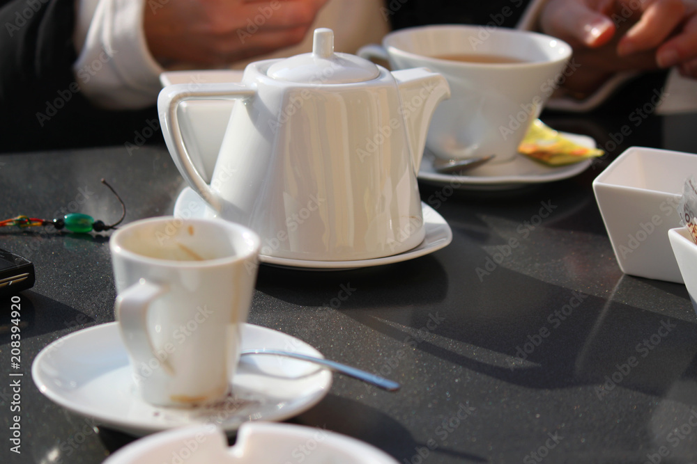 servizio di tazza di the con teiera di porcellana