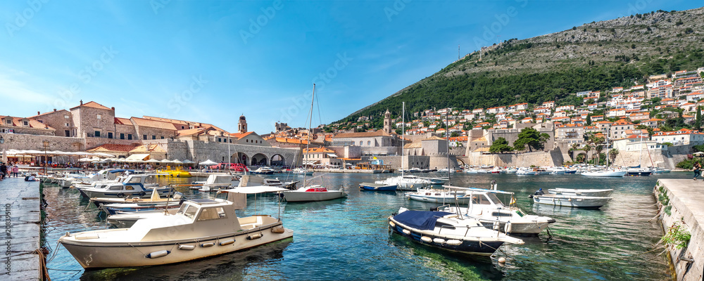 Hafen und Hafenpromenade Dubrovnik, Kroatien