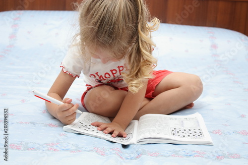 Quadro em tela Bambina che fa le parole crociate