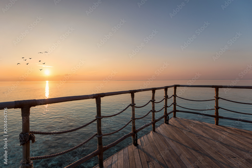 Balkon mit Blick auf den Sonnenuntergang über dem Indischen Ozean, Malediven