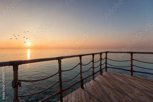 Balkon mit Blick auf den Sonnenuntergang über dem Indischen Ozean, Malediven