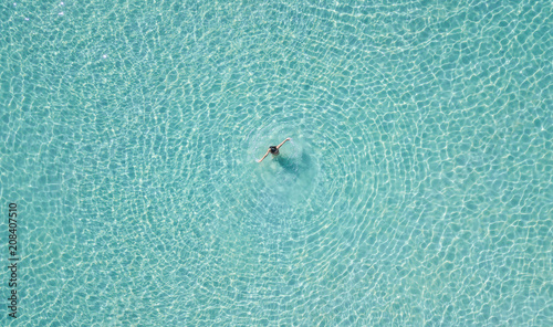 Quadro su tela Imagem aérea de mulher girando no mar de Waikiki (Havaí, EUA)