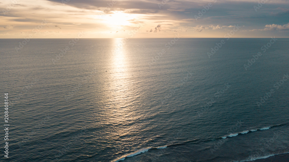 Obraz premium Pôr do sol sobre o oceano, na praia de Seminyak (Indonésia)
