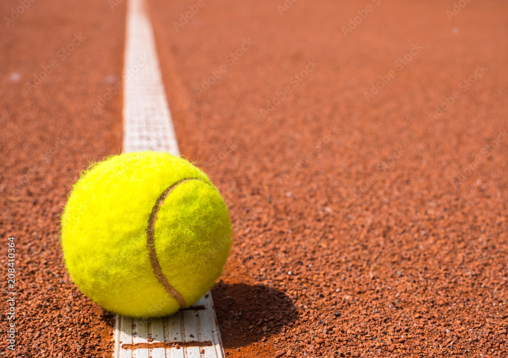 Tennisball auf einer Linie