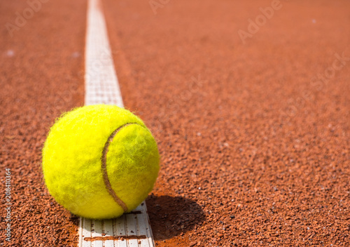 Tennisball auf einer Linie © Animaflora PicsStock