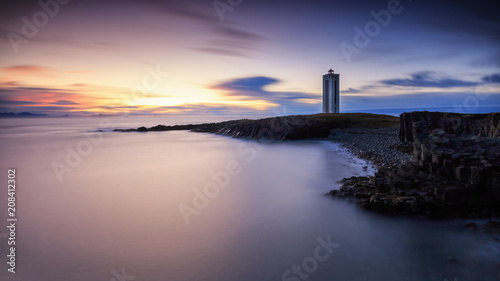 Traumhafter Leuchtturm Kalfhamarsviti im Norden von Island. Panoramablick über den Nordatlantik.