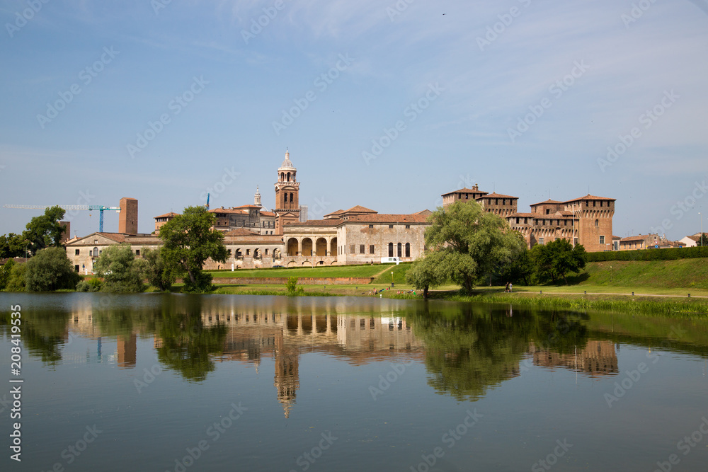 Mantova, vista dalla sponda opposta