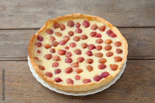 Pudding-Tarte mit Kirschen photo