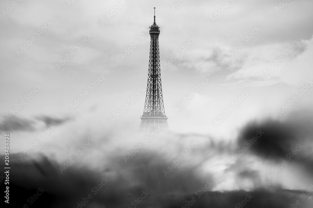 Obraz premium Paryż Silne chmury i Wieża Eiffla przed deszczem czarno-białe zdjęcie