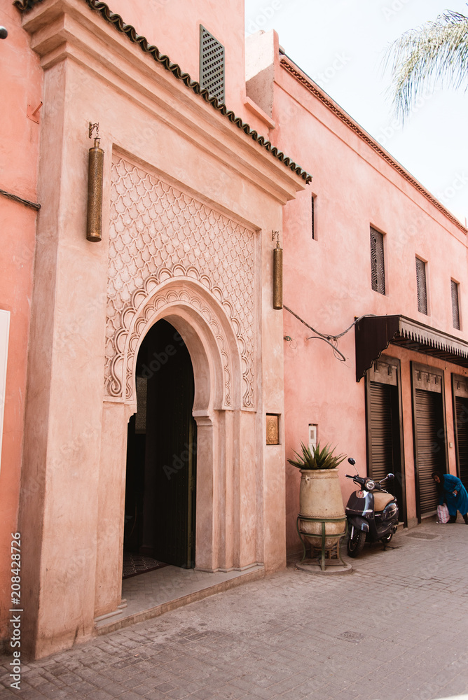 Fototapeta premium Arch and Door Frame in Marrakech, Morocco