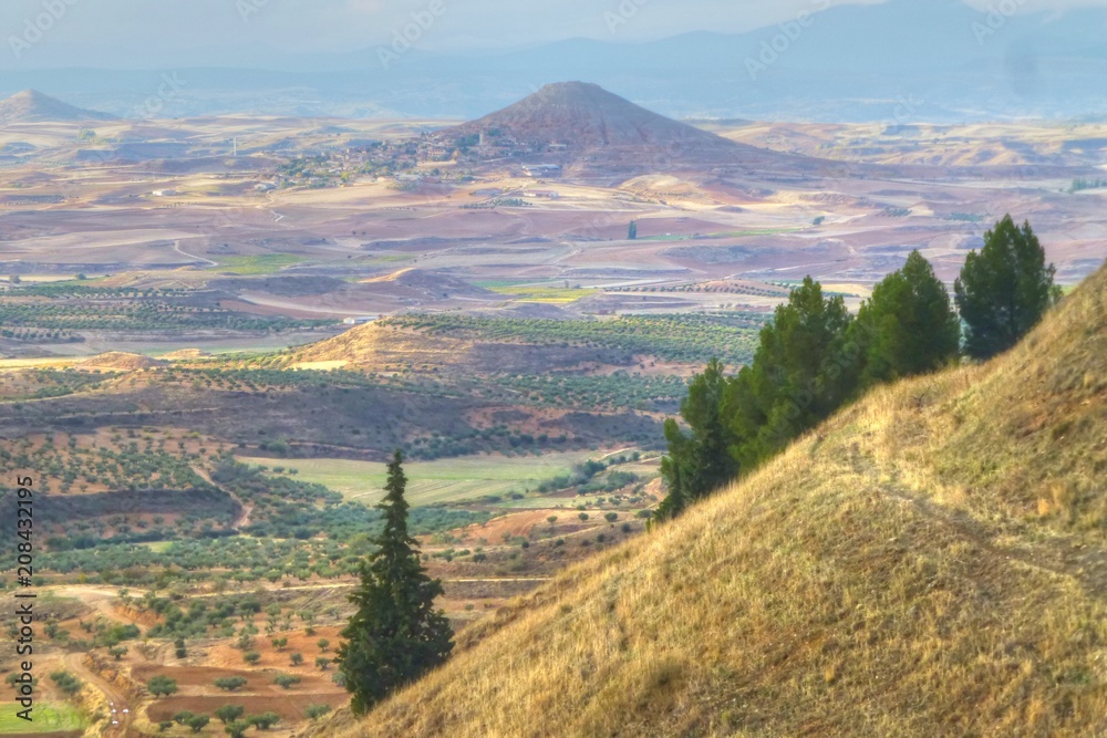 Paisaje de campos en la Alcarria en Guadalajara (Castilla La Mancha, España)