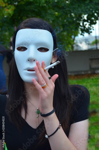  jeune femme fumant au masque impersonnel