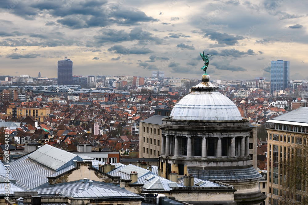 Fototapeta premium Widok z lotu ptaka panoramy Brukseli, Belgia z dramatyczne chmury w tle