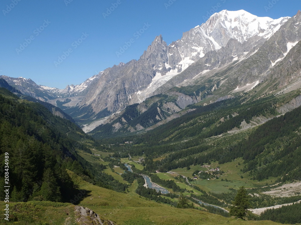 Alpy, Włochy, Tour du Mont Blanc - wzdłuż  masywu Mont de la Saxe, widok z rzeką w dolinie