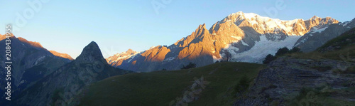 Alpy, Włochy, Tour du Mont Blanc - górska panorama przy schronisku Bertone