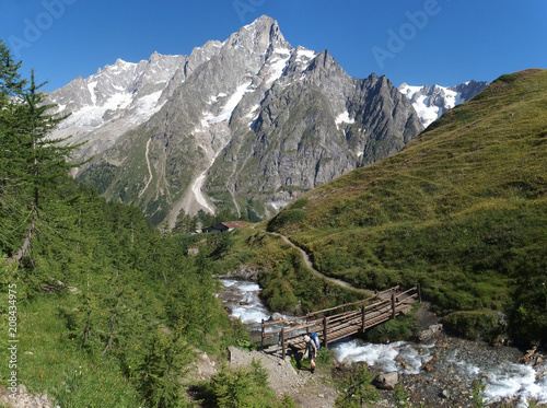 Alpy, Włochy, Tour du Mont Blanc - wzdłuż masywu Mont de la Saxe, widok z mostem nad rzeką