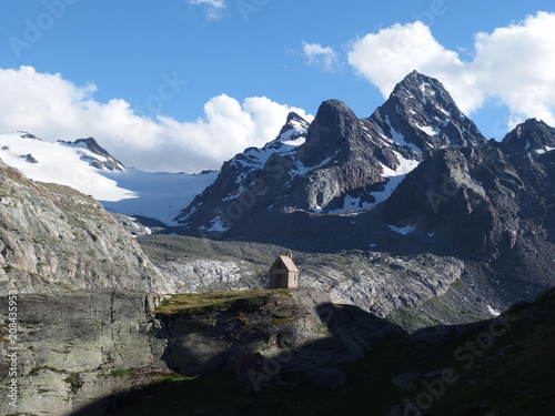 Alpy, Włochy - kapliczka przy schronisku Rif. Deffeyes