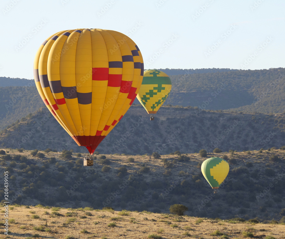Fototapeta premium A Hot Air Balloon Trio Races Near Sedona, Arizona