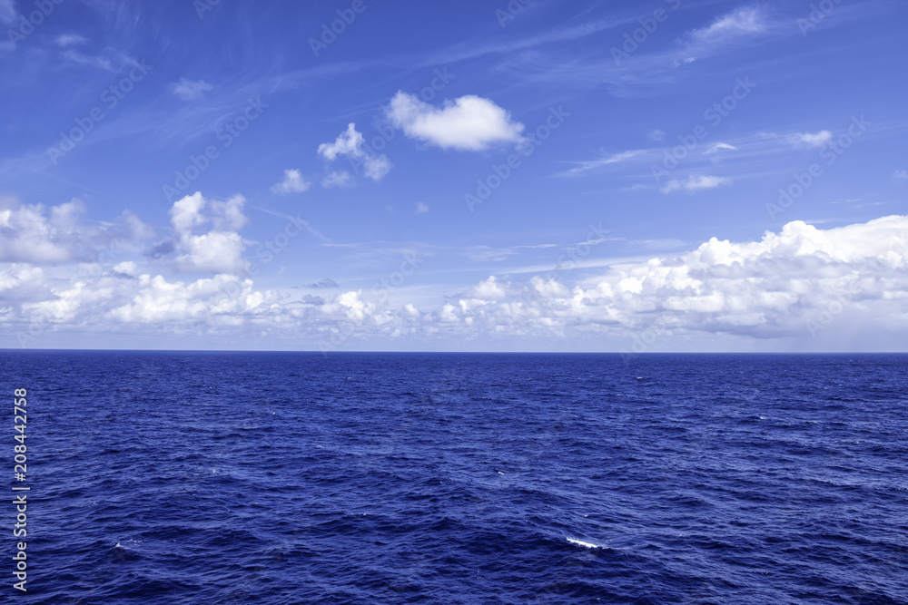 Obraz premium Ocean and blue sky