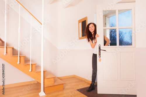 Canvas Print Happy teenage girl coming back home from school