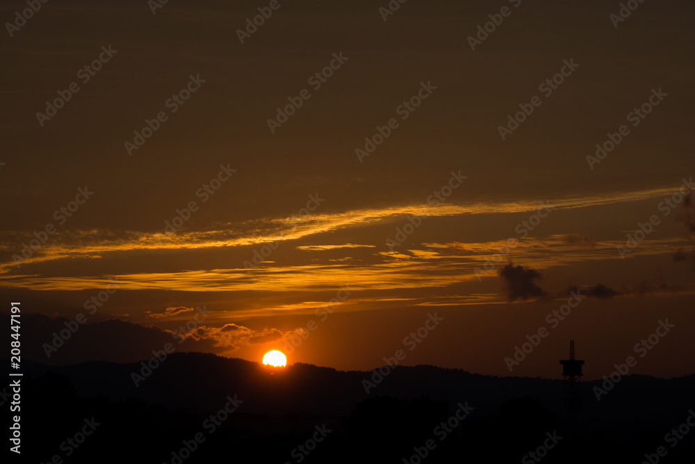 山の端に沈む夕陽 山の端に沈む夕陽