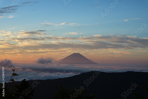 南アルプスから見た夕暮れの富士山 © maru