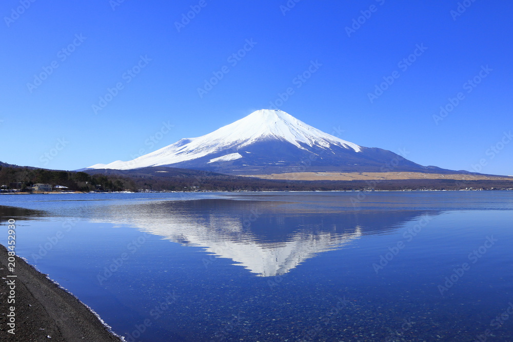 逆さ富士、山梨県山中湖にて