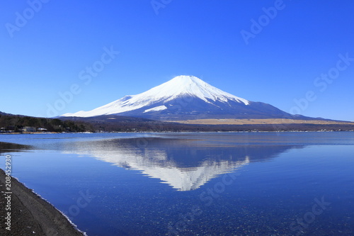 逆さ富士、山梨県山中湖にて