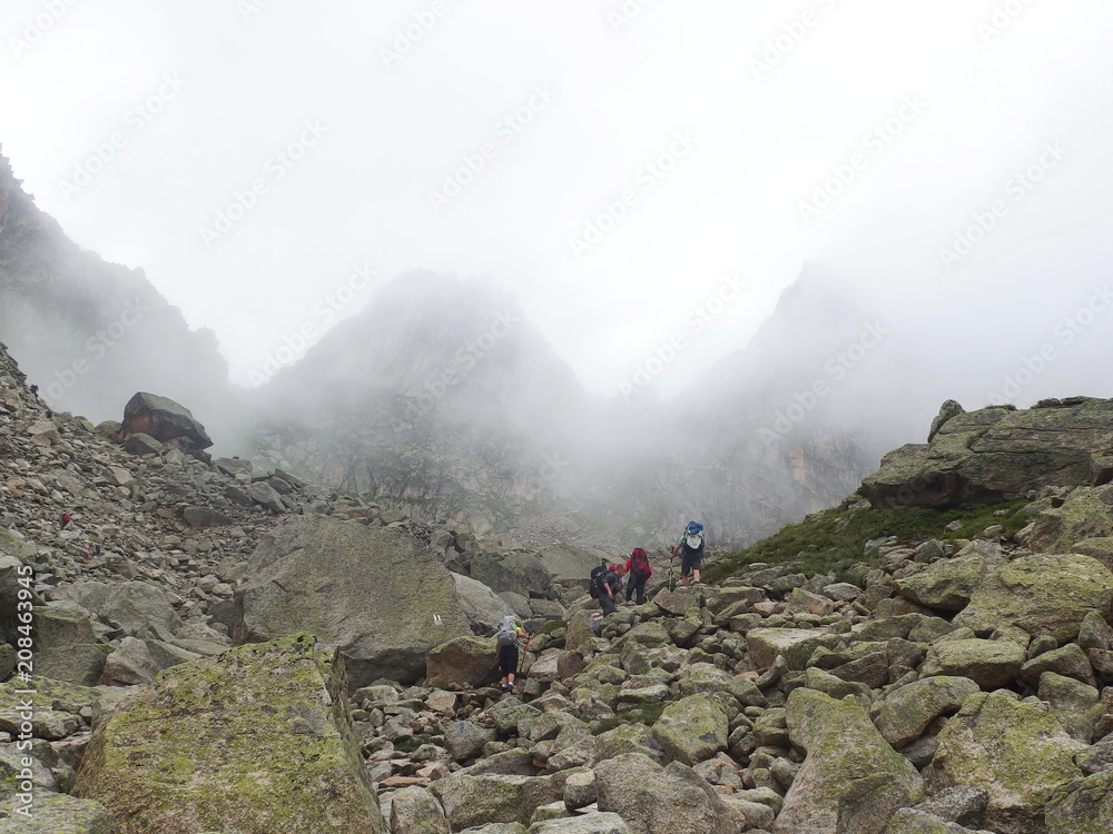 Alpy, Szwajcaria, Tour du Mont Blanc -  wspinaczka w mgle na przełęcz Fenetre d Arpette
