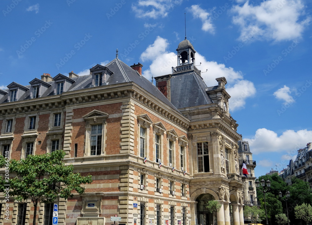 Fototapeta premium Mairie du XIX, Paris, bâtiment ancien de pierre et briques rouges.
