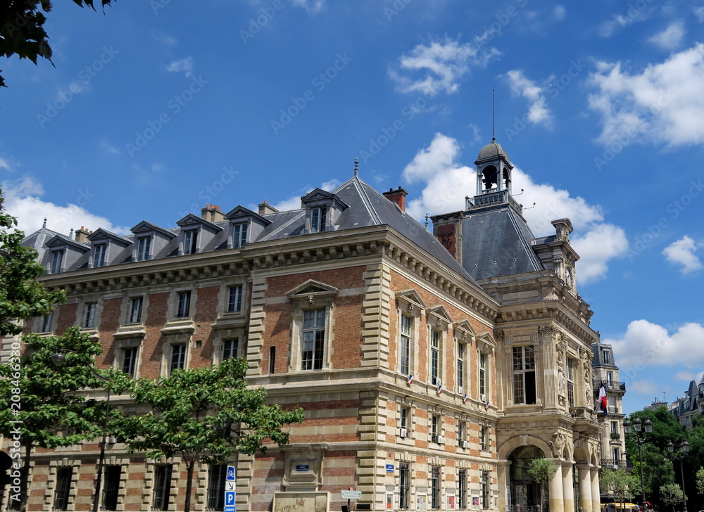 Mairie du XIX, Paris, bâtiment ancien de pierre et briques rouges.