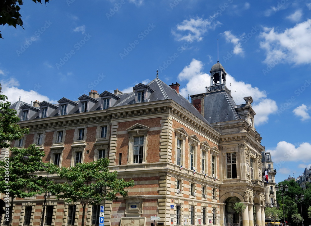 Fototapeta premium Mairie du XIX, Paris, bâtiment ancien de pierre et briques rouges.