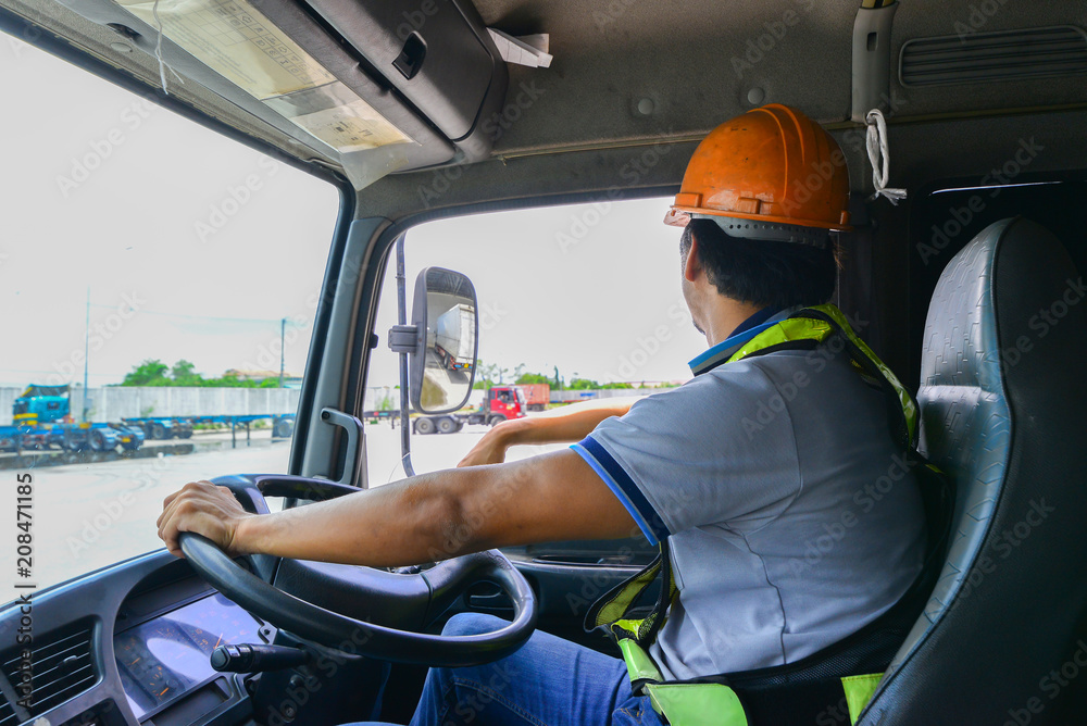 Obraz premium The driver is checking the vehicle before traveling to customer site
