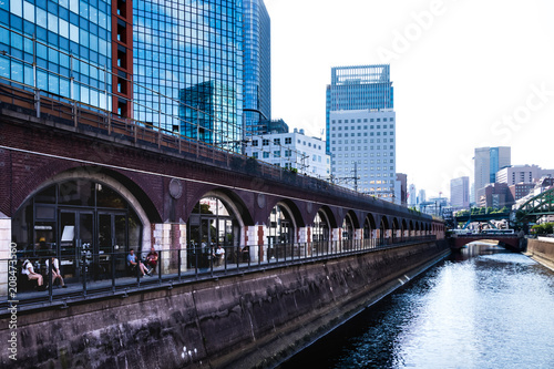 (東京都ｰ都市風景)万世橋から見る川沿いの風景