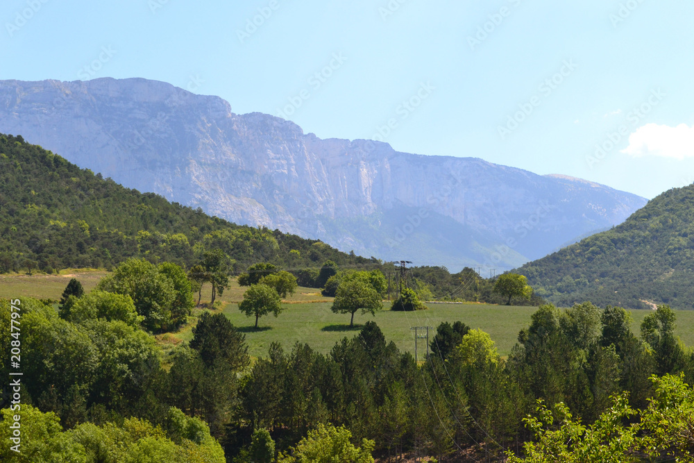 Fototapeta premium Paysage du Col du Rousset et sur le Massif du Vercors, route sinueuse dans les montagnes du Vercors, Isère, France