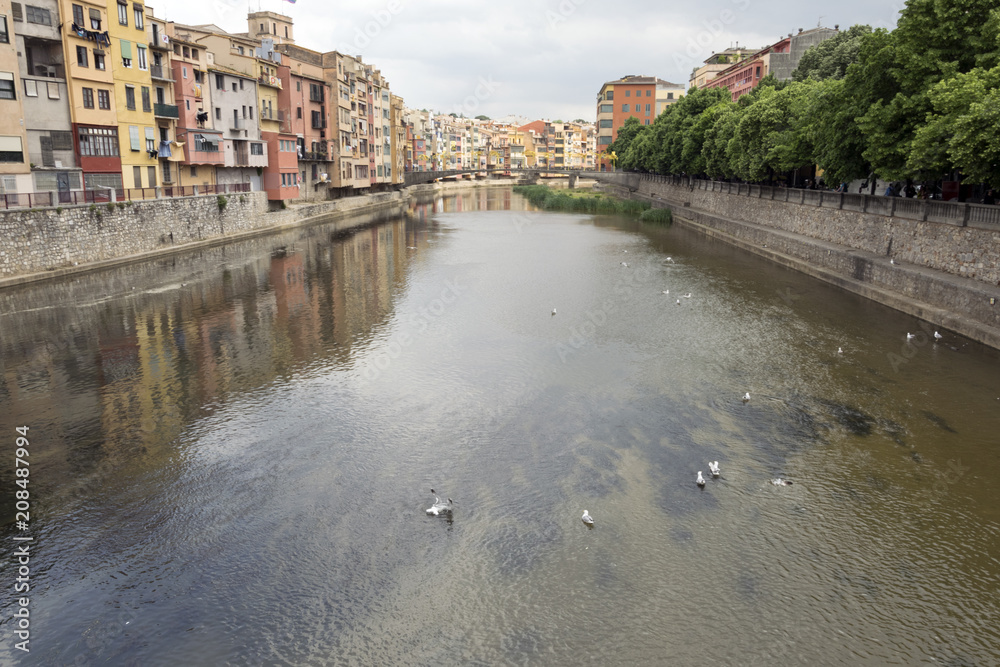 Río que atraviesa la ciudad de Girona.