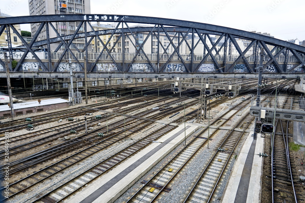 Pont de fer au dessus des voies ferrées. Pont de fer au dessus des voies ferrées.
