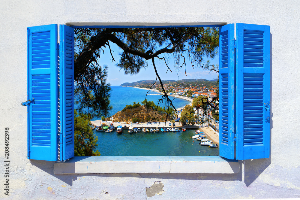 Naklejka premium Widok na morze przez tradycyjne greckie okno na wyspie Thassos