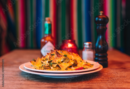 Nachos mit Käse und Jalapenos  überbacken mit scharfeer Soße und in einem mexikanischem Restaurant serviert photo