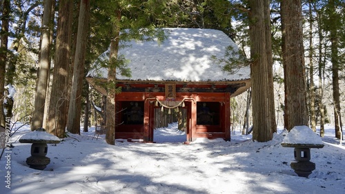 雪の降り積もった戸隠神社奥社参道の隋神門
