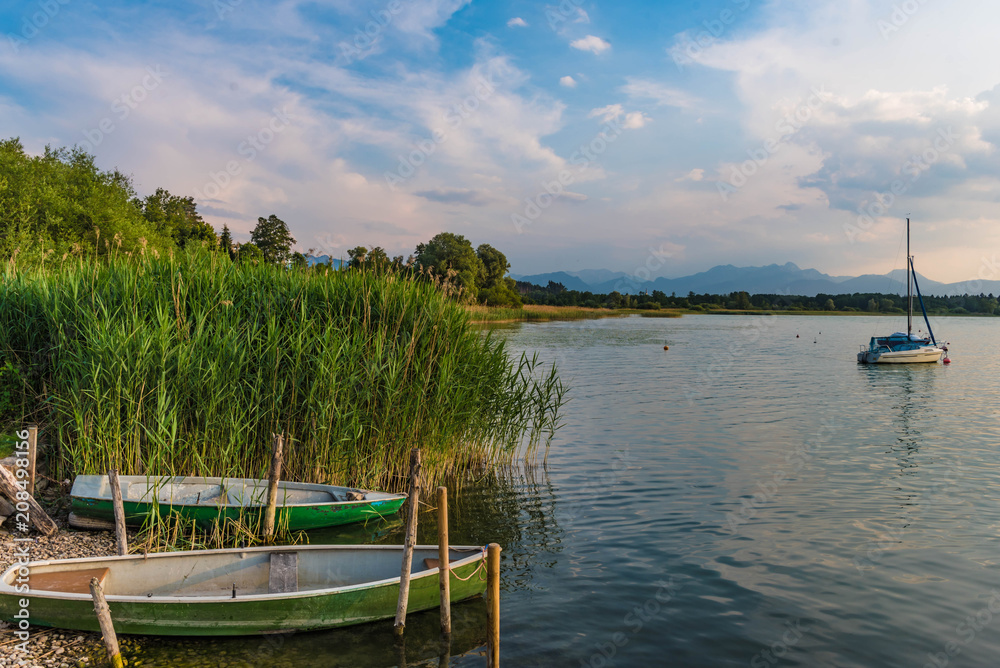 Obraz premium Boote am Simssee Ufer