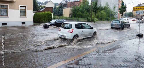 Überflutete Straße nach Gewitterzelle Unwetter
