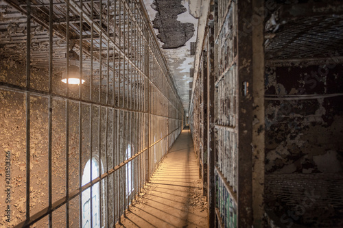 Fotografia Row of cells on a prison tier