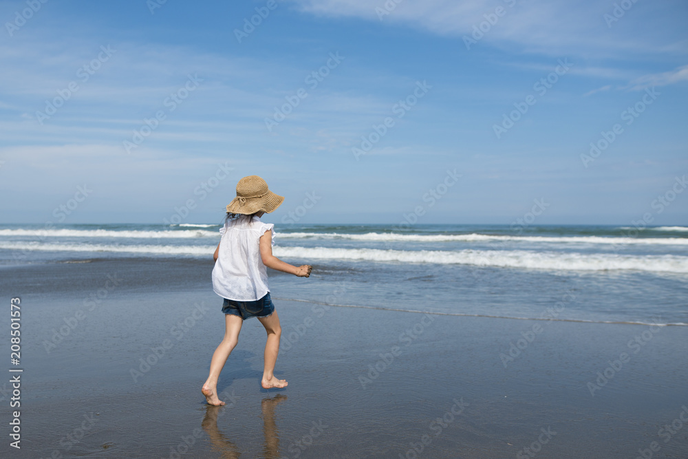 ビーチで遊ぶ子供