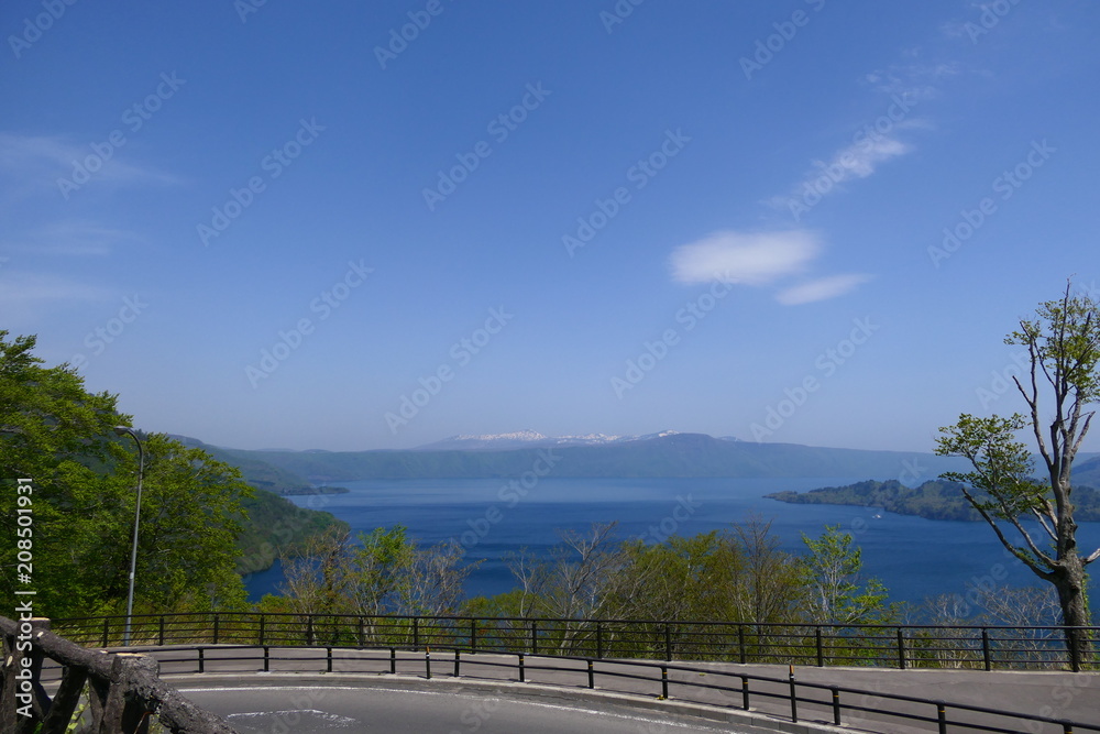 十和田湖と八甲田連峰。十和田八幡平国立公園。青森　日本。５月中旬。