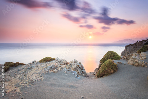 Ausblick auf das Meer und den Strand von Kreta bei farbenforhem Sonnenuntergang
