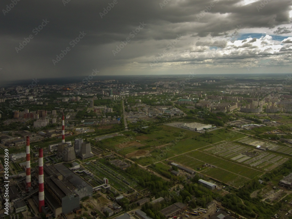 Obraz premium the sky over the city is drawn by storm clouds